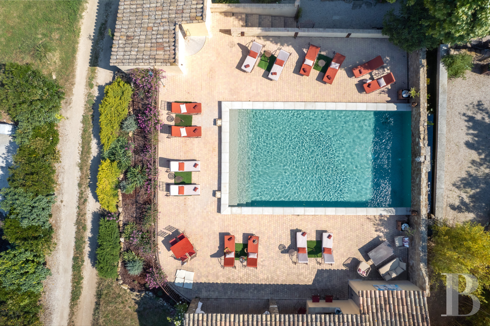 Dans le Vaucluse, aux environs de Beaumes-de-Venise,  une ancienne ferme du 18e siècle bordée de vignes - photo  n°18